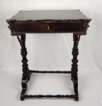 Antiga mesa de costura inglesa, final sec. XIX, em madeira nobre, com tampoarticulado com vários compartimentos interno de vários tamanhos e diferentesformas com tampas e o central com belo entalhe decorativo sobre pés com belíssimotrabalho entalhado. Pode ter várias finalidades além de mesa de costura. Possuifechadura (sem chave própria) porém a que consta só auxilia para abertura da gaveta, 74x60x44cm.