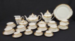 BARÃO DO RIO BRANCO. Conjunto para chá e café em porcelana branca com rica
filetação em dourado com lavração em palmas na parte externa composto de: bule,
chaleira, leiteira, açucareiro, manteigueira (com falha na filetação), prato de bolo (
falha na douração), 09 xícaras de chá com pires e 4 xícaras de café com pires, 1 xícara e leiteira com `fio de cabelo`, medindo 17x27x17cm, 22x23x13cm, 12x15cm, 11x17x12cm, 8x15cm.