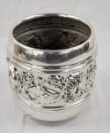 Cachepot redondo espessurado a prata com detalhes florais em relevo, medindo 16x14cm. 