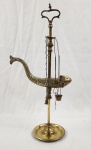  Antiga lamparina ou candeeiro em bronze com design no meio representando um
peixe onde se colocava o óleo ou querosene com as aberturas laterais para o pavio, medindo 49cm.