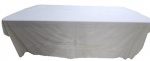 Toalha de mesa retangular em linho branco com bordados florais e caminhos vazados.
Med. Comp. 230x210cm, apresenta manchas.