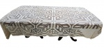  Toalha de mesa retangular em renda de agulha ou bilro feita com fio de algodão cru
artesanal de entrelaçamento dos fios conferindo um toque rústico na tonalidade
natural com padrão aberto. Medindo 220x185cm, apresenta pontos de manchas.