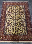 Raro tapete assinado Isfahan em lã e seda floral. Em perfeito estado, medindo: 154x108cm.