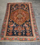 Tapete Taleghan Persa. Bem conservado e super decorativo, medindo; 204 x 120 cm.