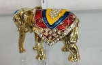 Escultura guarnecida com cristais svarovski, medidas 11x8cm.