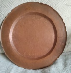 Prato produzido em cobre perfeito estado, diâmetro 28Ccm.