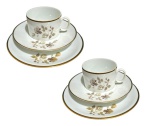 RENNER - Par de trios, confeccionado em porcelana branca, com decoração floral em esmalte; Medindo 16 cm, 18 cm e 5 x 10,5 cm.