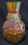 CARNIVAL GLASS - Antigo, raro e grande vaso floreira, confeccionado em vidro em belíssima cor de fogo, também conhecida como ` Marigold`, com composição de ouro em sua coloração laranja iridescente, dec. 60, no feitio balaústre, com decorações  florais relevadas; Medindo 31,5 x 21 cm.