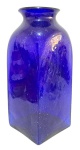 MURANO - Imponente vaso confeccionado em vidro artístico, em tom azul cobalto, na forma reta, com pequenas bolhas internas e boca ondulada; Medindo 36 x 15 cm.