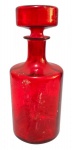 ART DÉCO - Antiga garrafa confeccionada em vidro, em tom vermelho, na forma redonda, possui um suave desenho na frente, dec. 80; Medindo 22 x 10 cm.