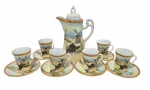 NIPPON - Rara e antiga chocolateira, completo com 6 pires e 6 caneca, confeccionado em delicada porcelana, esmaltada e policromada pintada a mão, decorado com casa e moinho do interior; Medindo  24 x 18 cm, 13 cm e 7,5 x 8,5 cm.