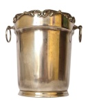 Regia Prata 90 - Antigo suntuoso balde para gelo, com ricos detalhes em alto relevo, com argolas laterais, sobre base baixa, confeccionado em metal espessurado a prata; Medindo 22 X 23 cm.