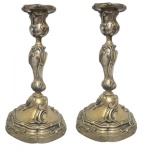 Antigo Par de castiçal, em metal cinzelado europeu, com decoração diversificado em alto relevo ; Medindo 26 X 14 cm.