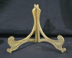 Porta livro / bíblia, confeccionado em pesado bronze dourado; Medindo 19 x 19cm.