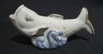 GURGLE FISH VASE - Antiga floreira artística, confeccionado em cerâmica esmaltado e vitrificado na forma de peixe, dec. 80 ; Medindo 7 x 14 cm.