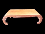 Raro e grande base de madeira nobre com entalhes  ao redor com base curva; medindo 10, 5 x 37 cm.