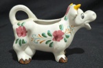 FOREIGN -  Antiga cremeira de coleção vintage, confeccionado em cerâmica na forma de vaca, com pintura floral feito a mão; Medindo 9,5 x 14 cm ( peq. bicado no pé).