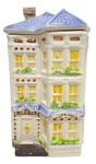 COLECIONISMO  - Rara e antiga Casa de 3 andares para para premiados da Avon confeccionado em cerâmica esmaltada, da manufatura Weiss, pintada a mão, da coleção Townhouse Canister Collect, anos 80,Telhado removível, pote para armazenar biscoito, bala, bombom. Medindo 30 x 16 x 16 cm.