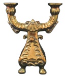 ART DÉCO - Antigo castiçal, dec. 80, confeccionado em cerâmica vitrificada em tom de ouro velho, com decoração em relevo, sobre base em forma de pata; Medindo 23 X 19,5 cm.