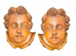 MARITÔNIO PORTELA - Imponente par de esculturas sacra confeccionada em grande bloco de madeira maciça tratada, na forma de cabeça de anjo do lado direito, no estilo  Barroco, com ricos entalhes, peça assinada; Medindo 32 x 30 cm.