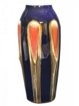 BAENCEL LETTIA - Antigo vaso estiloso em porcelana européia  art déco em tom azul cobalto, decorado com volutas sobre saltadas em tom coral e dourado; medindo 29 X 13 cm ( peq, arranhado).