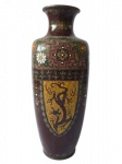 CHINA - Antigo vaso closionné, em bronze esmaltado, em tom marrom, decorado com diferentes figuras; Medindo 25 X 10 cm.