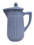 Antiga jarra confeccionada em cerâmica esmaltada em tom azul, dec. 80; Medindo 14 x 19 cm  ( ap. 2 marcas redondas em baixo da alça).