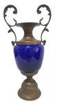 Antiga ânfora, confeccionado em metal com bojo em vidro em tom azul cobalto; Medindo 43 x 22 cm.