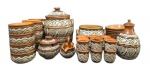 MARAJOARA - Conjunto completo para feijoada com 43 peças, confeccionado em cerâmica artesanal, com decoração em alto relevo, feitio da marca da ilha de Marajó; contendo 1 molheira 13 x 17 cm, 1 compoteira 16 x 14 cm, 2 saladeiras 7 x 23 cm (1 bicada), 1 caldeirão s/ tampa 20 x 27 cm, 1 sopeira 28 x 27 cm, 12 pratos fundos 4 x 22 cm, 12 copos 8,5 x 8 cm, 1 moringa 27 x 16 cm, 12 cuias 8 x 14 cm (2 bicados).