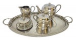 TEIXEIRA - Antigo conjunto de serviço para café ou chá, confeccionado em metal espessurado a prata; Medindo a bandeja 45,5 x 27 cm e o bule 12 x 18,5 cm.