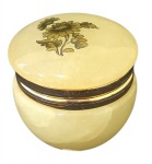 Caixa francesa confeccionada em alabastro, adornado com fecho em metal dourado, na forma redonda; Medindo 5 x 6 cm.