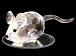 SWAROVSKI - Linda e graciosa escultura de cristal austríaco em forma de ` rato ` com perfeitos detalhes e lapidação vem acompanhado de uma base espelhada redonda; medindo  6  x 5,5 cm.