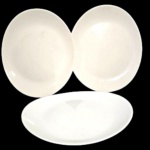 Três travessas em porcelanas, sendo 1 branca e o par em tom off - white; medindo todos 30 x 26 cm.