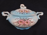 Antiga sopeira em cerâmica vitrificada nos tons rosa e azul com decoração floral esmaltado; medindo 19 x 31 cm ( peq. bicado na tampa).