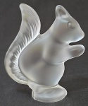 VANNES  - Escultura de cristal  fosca francesa em forma de esquilo; Medindo 10 X 9 cm.