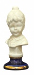 Antiga escultura em biscuit, representando busto feminino; Medindo 9 x 4 cm.