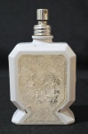 MILK GLASS - Antigo perfumeiro, confeccionado em vidro opalinado branco leitoso; Medindo 12,5 x 8 cm.