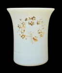 BACCARAT - Copo em opalina francesa, em tom branco, decorado com folhagens em dourado; Medindo 9 x 8 cm.
