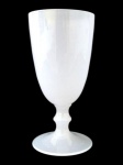 OPALINA - Taça confeccionado em vidro opalinado francês, no tom lilás; Medindo 13 X 6,5 cm.