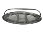 Petisqueira de mesa em metal cromado, composta por estrutura oval com alça superior e recipiente interno bipartido em vidro translúcido. Medidas:35,5 x 20,5 x 10 cm.