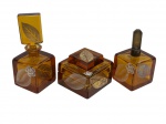 Antigo conjunto de perfumeiros em cristal âmbar, lapidado. Medindo: 6,5 x 6,5 x 15,5 cm,  6,5 x 6,5 x 12,5 cm e 8,5 x 8,5 x 7 cm.