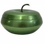 Antigo balde de gelo em formato de maçã, na cor verde, com recipiente em vidro opalinado. Medidas: 14 x 21 cm.