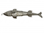 Imponente escultura ornamental representando grande peixe, confeccionada em metal espessurado a prata, rica em detalhes cinzelados que reproduzem escamas e nadadeiras com apurado trabalho artesanal. Apresenta argola frontal para eventual suspensão. Em bom estado geral de conservação, com marcas naturais do tempo e uso compatíveis com a tipologia da peça. Medidas: 47 x 13 x 4,5 cm.