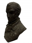 Antigo busto escultórico representando figura masculina trajando vestes de época, confeccionado em composição patinada de tonalidade escura, com modelagem de traços clássicos e expressiva riqueza de detalhes fisionômicos e indumentária. Base integrada ao corpo da escultura, apresentando inscrição em relevo na parte posterior A. Carrier-Belleuse, em referência ao célebre escultor francês Albert-Ernest Carrier-Belleuse. Medidas: 24 x 28 x 10 cm.
