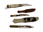 Lote composto por três peças de cutelaria, sendo um antigo canivete com cabo ornamentado e duas pequenas facas com bainhas em couro, apresentando cabos em diferentes materiais e lâminas em metal. Conjunto de caráter utilitário e colecionável. Medidas: canivete 8 cm de comprimento; faquinha 14 cm de comprimento; faquinha 10 cm de comprimento.