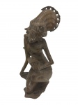 Antiga escultura em madeira representando figura feminina oriental ajoelhada, portando leque e espelho, com traços estilizados e delicado trabalho de entalhe manual. Peça de inspiração asiática, apresentando rica composição escultórica e acabamento patinado natural da madeira. Medidas: 12 x 13 x 26 cm.