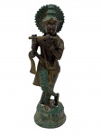 Escultura em bronze representando divindade oriental tocando flauta, com rica ornamentação em vestes, adornos e halo trabalhado em relevo. Peça de inspiração asiática, apresentando acabamento patinado em tonalidades esverdeadas e base integrada ao corpo da escultura. Medidas: 20,5 x 5,5 cm.
