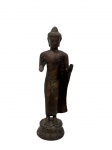 Escultura em bronze representando figura de Buda em posição frontal, com vestes drapeadas e mãos em gesto simbólico, apoiada sobre base circular ornamentada. Peça de inspiração oriental, apresentando acabamento patinado e delicado trabalho de modelagem. Medidas: 20,5 x 5,5 cm.