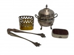 Conjunto em metal composto por pegador, caixinha, porta-guardanapo e açucareiro, apresentando desgaste no banho. Medidas: pegador 15,5 cm; caixinha 6,5 x 5 x 1,5 cm; porta-guardanapo 5,5 x 6,5 x 3,5 cm; açucareiro 9,5 x 7 x 11 cm.