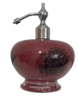 Antigo perfumeiro em vidro tipo murano na tonalidade rubi, com decoração em manchas escuras e aplicação metálica no borrifador. Assinado na base. Medidas: 10 x 13 cm.